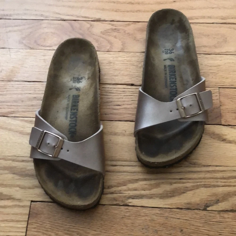 Birkenstock Metallic Bronze Pink Sandals. Size 36. Lightly worn. - Picture 4 of 7
